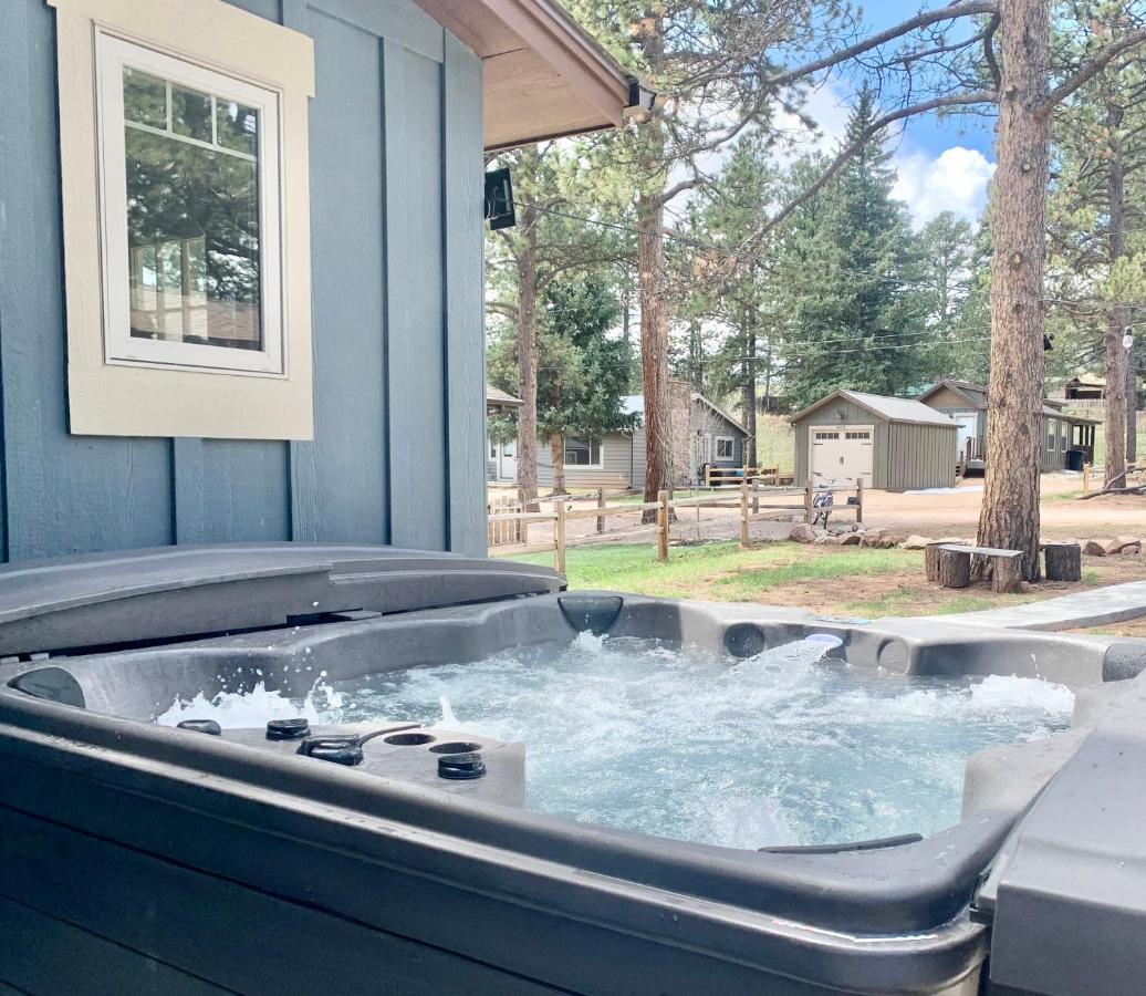 Black Bear Cabin With Hot Tub Woodland Park Esterno foto